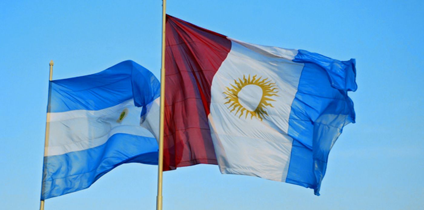 La flamante bandera de Córdoba, junto a la de Argentina.