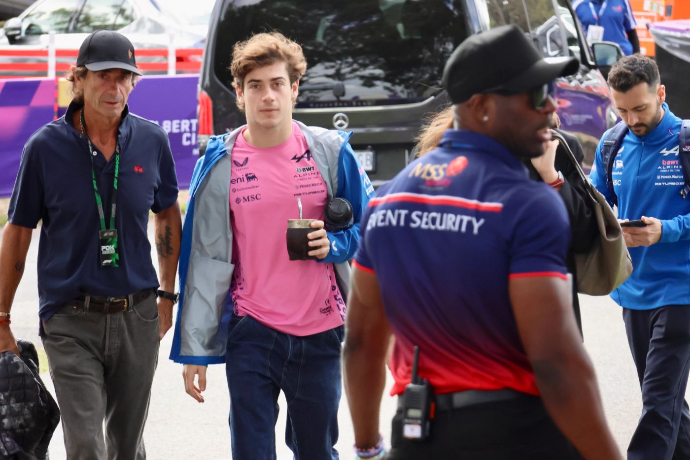 Franco Colapinto camina por el paddock durante el Melbourne Walk del GP de Australia 2026
