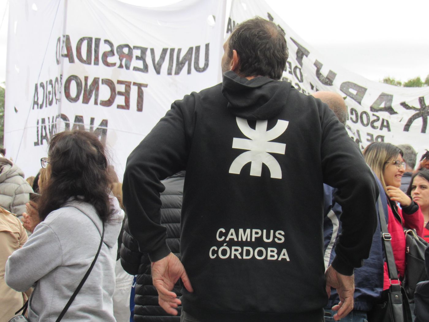 Manifestante con campera de la UTN Campus Córdoba durante la Marcha Federal Universitaria