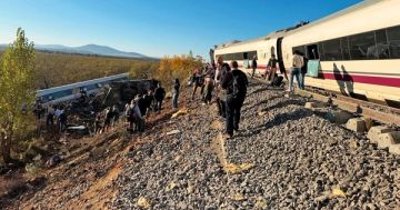Choque de dos trenes en España deja al menos 30 muertos