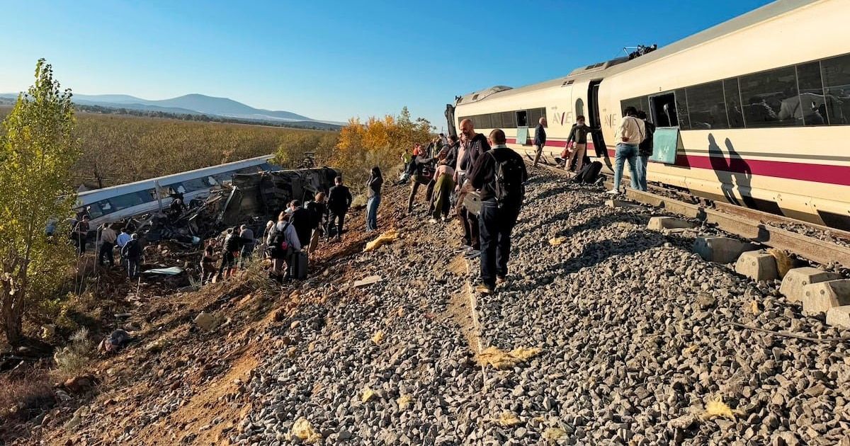 Choque de dos trenes en España deja al menos 30 muertos