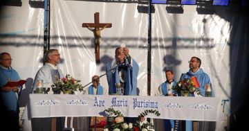 A un mes de la llegada del Papa, la Iglesia y el Gobierno mantienen una relación tensa