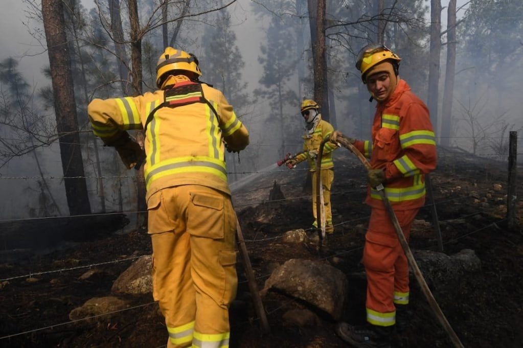 Bomberos de Berrotarán se suman al combate del incendio en Sampacho