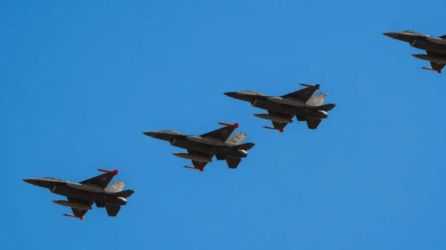 F16