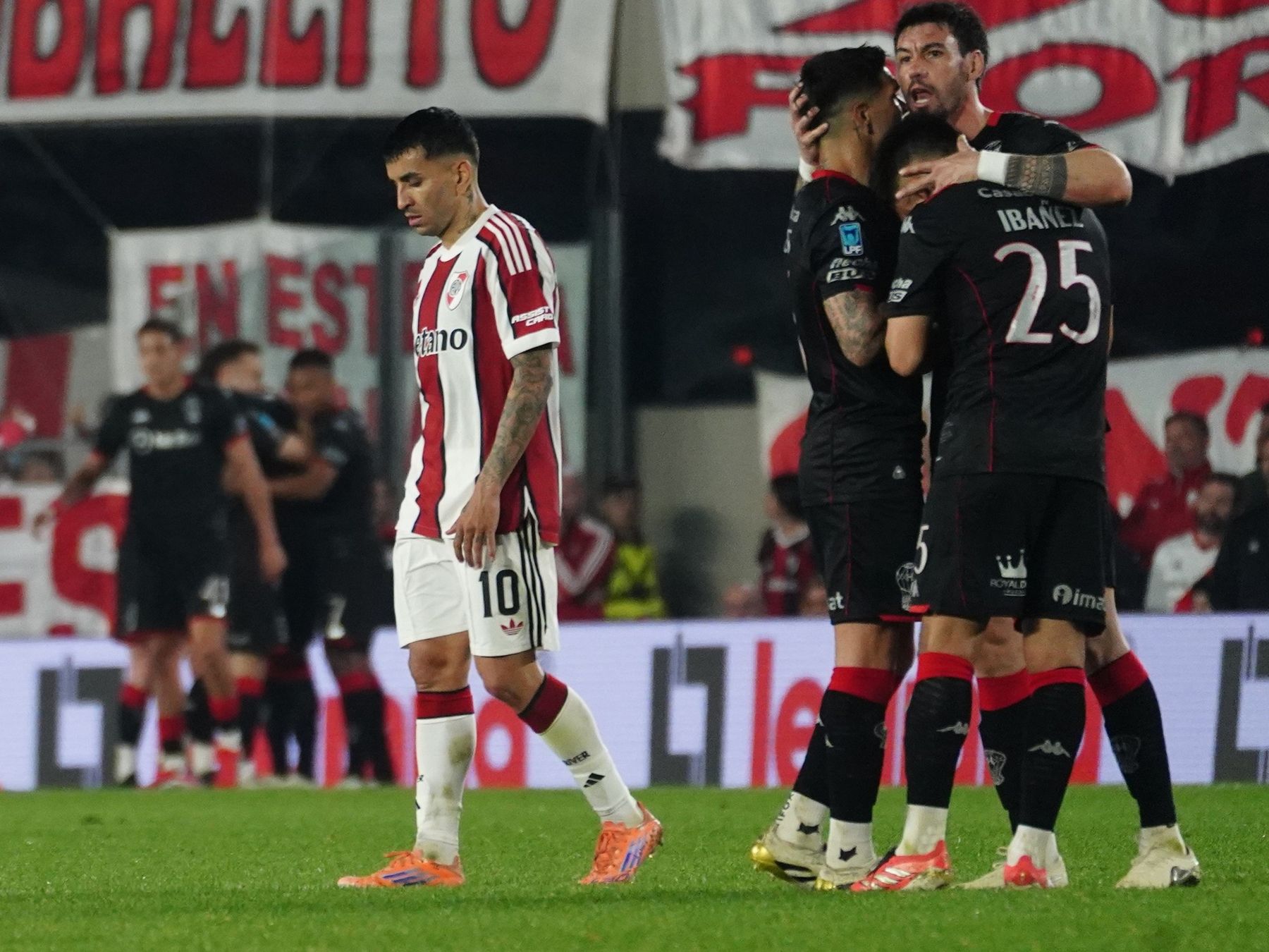 Huracán venció a River en el Monumental y lo dejó afuera de los playoffs