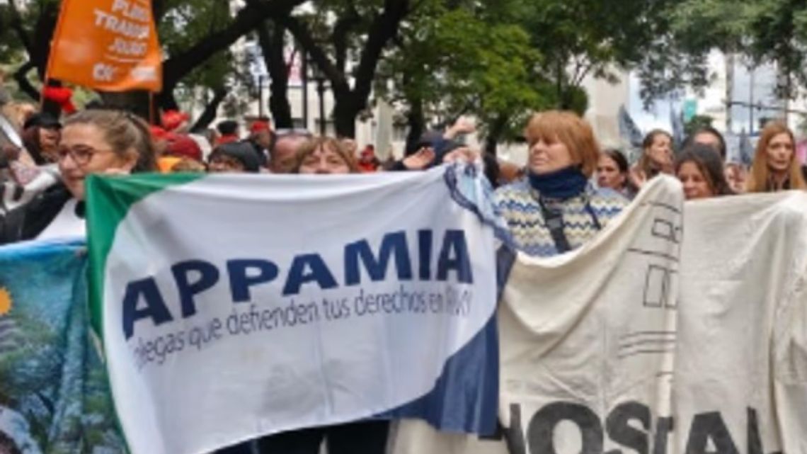 Médicos y odontólogos de PAMI inician paro nacional de 96 horas