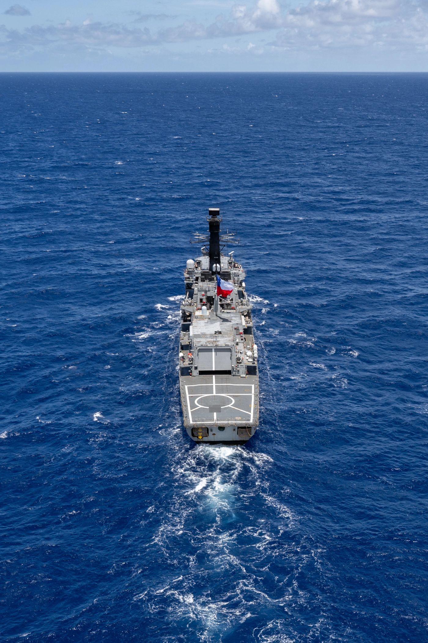 Fragata chilena Almirante Condell navegando durante RIMPAC 2024