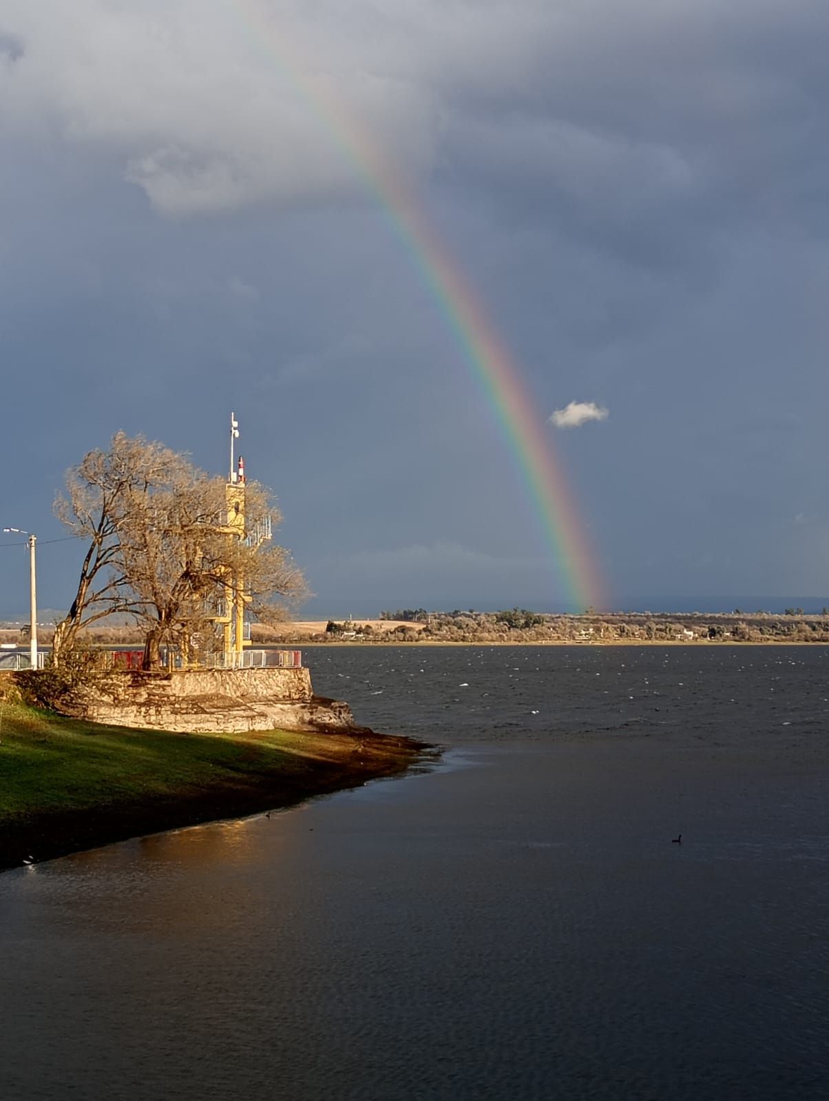arco iris en el embalse