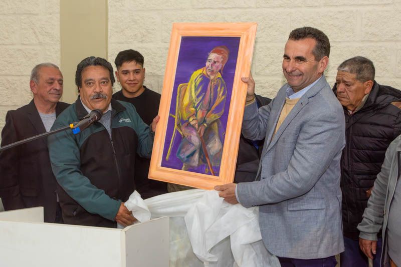Presentación del retrato de Doña Angelina Ayala realizado por una vecina