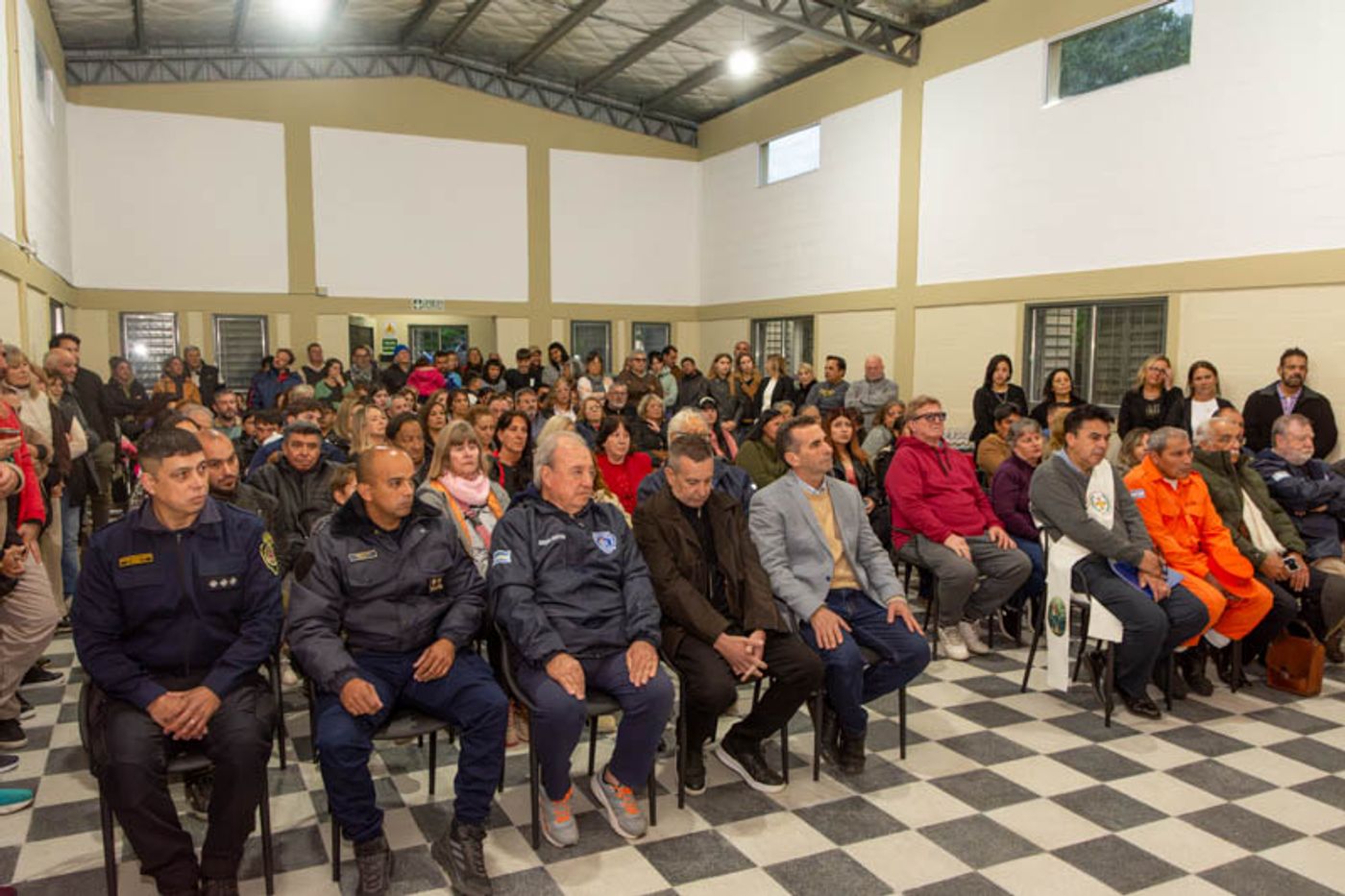 Vecinos, autoridades e instituciones durante la inauguración del SUM Doña Angelina Ayala