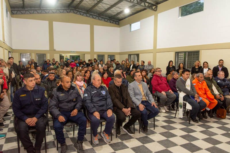 Vecinos, autoridades e instituciones durante la inauguración del SUM Doña Angelina Ayala