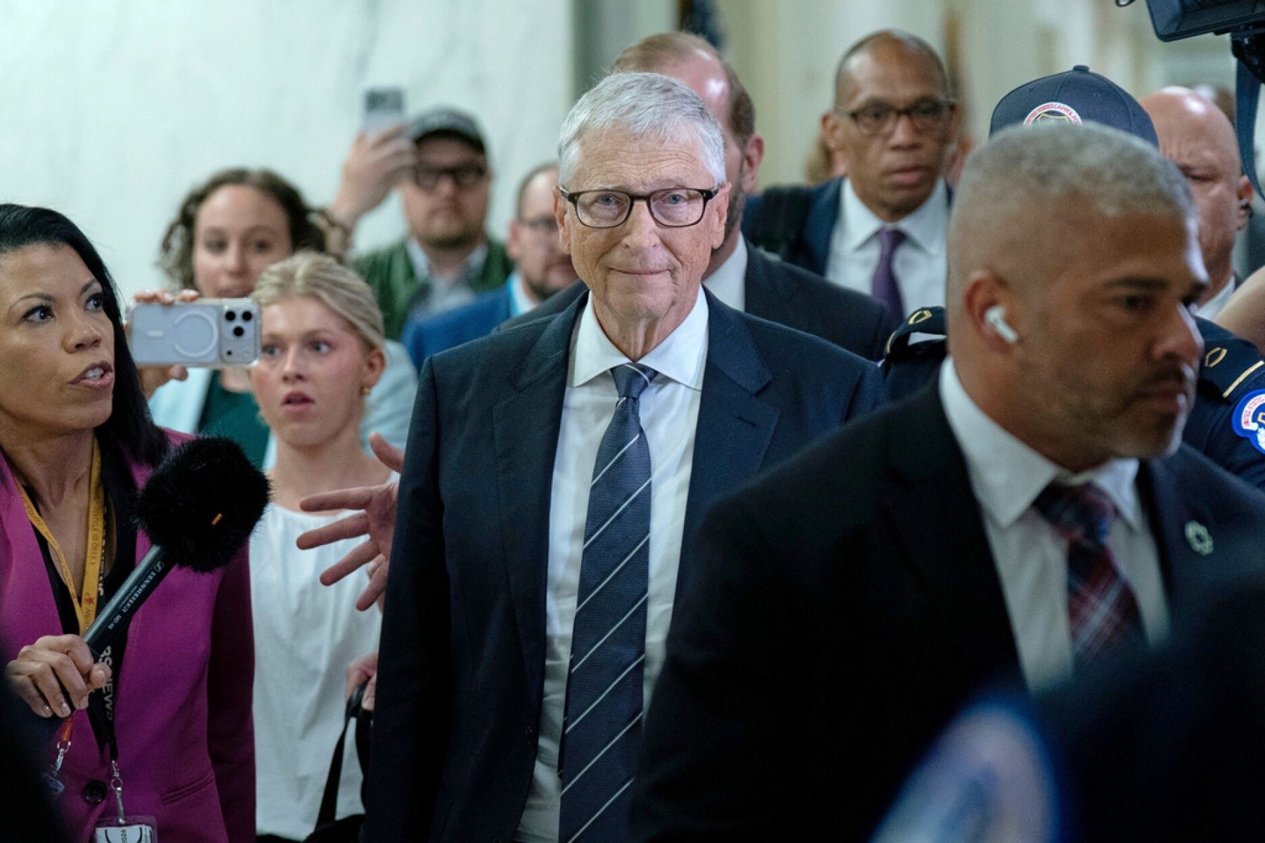 Bill Gates alerta sobre ciberataques con IA como amenaza inmediata y pide regulación