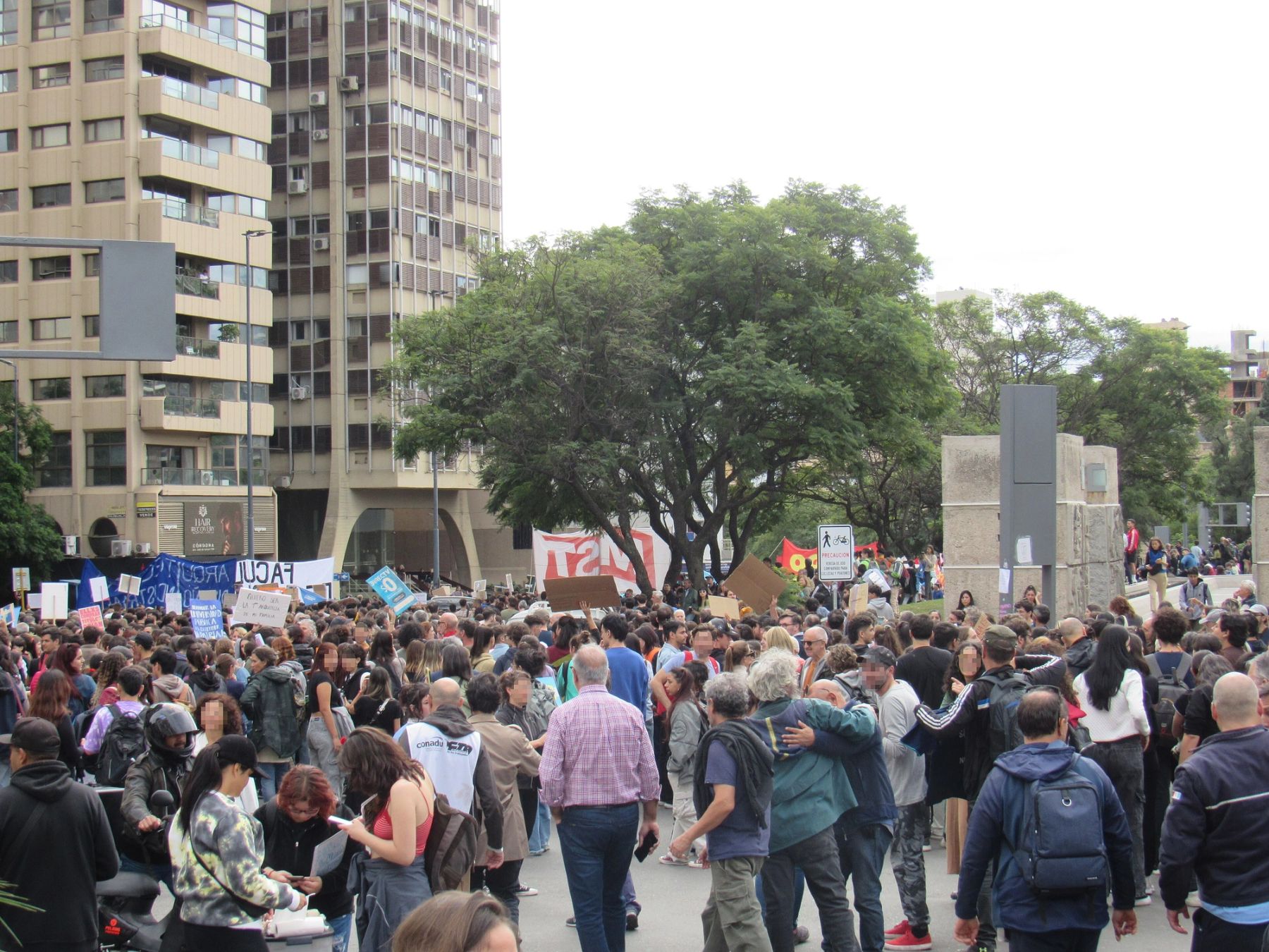 Multitud en la Marcha Federal Universitaria en la ciudad de Córdoba, el 23 de abril de 2024