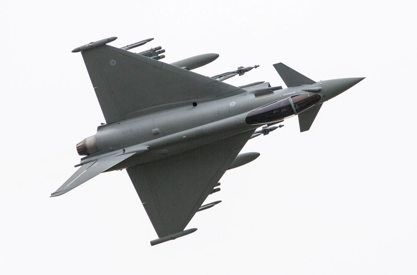 Eurofighter Typhoon de la Royal Air Force en vuelo