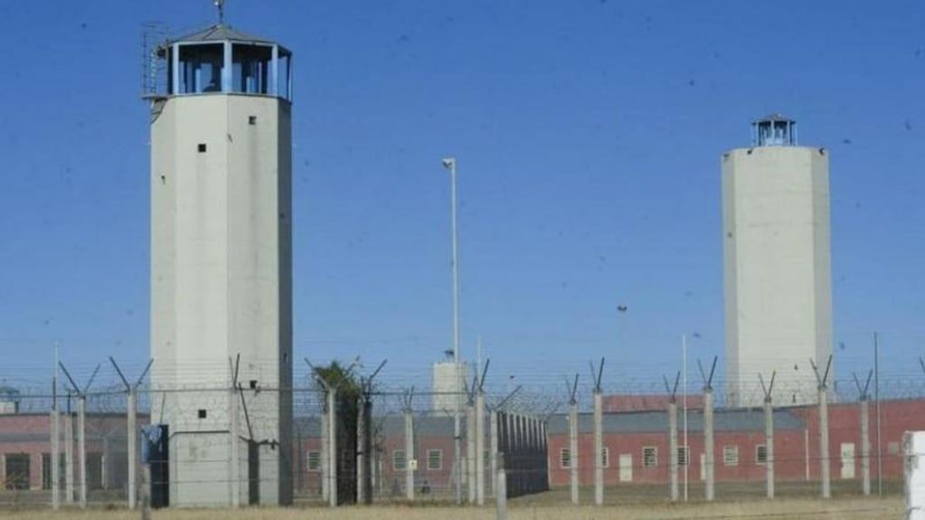Detuvieron a un guardiacárcel por ingresar celulares a Bouwer por cohecho