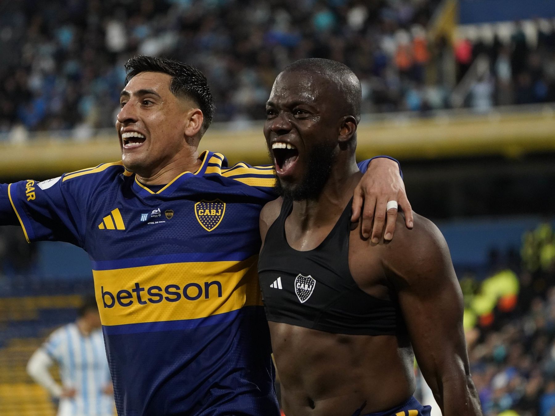 Boca remontó 3-2 ante Racing con triplete de Valencia y pasó a semis