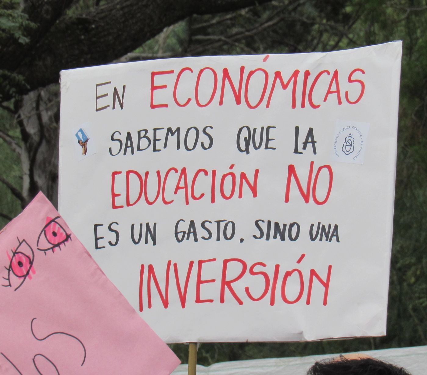 Cartel de estudiantes de Económicas: «sabemos que la educación no es un gasto, sino una inversión»