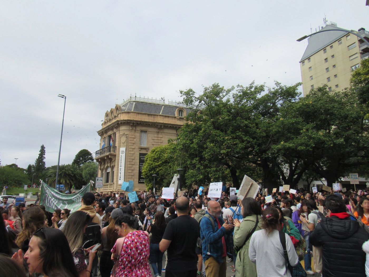 Columnas de estudiantes y docentes en la Marcha Federal Universitaria en Córdoba