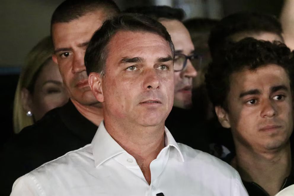 Flavio Bolsonaro partió desde Puerto Iguazú y el gobierno de Milei lo confirmó