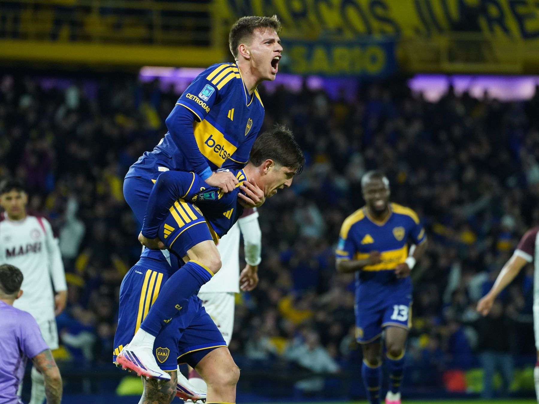 Boca venció a Lanús en el final y alcanzó los 10 puntos