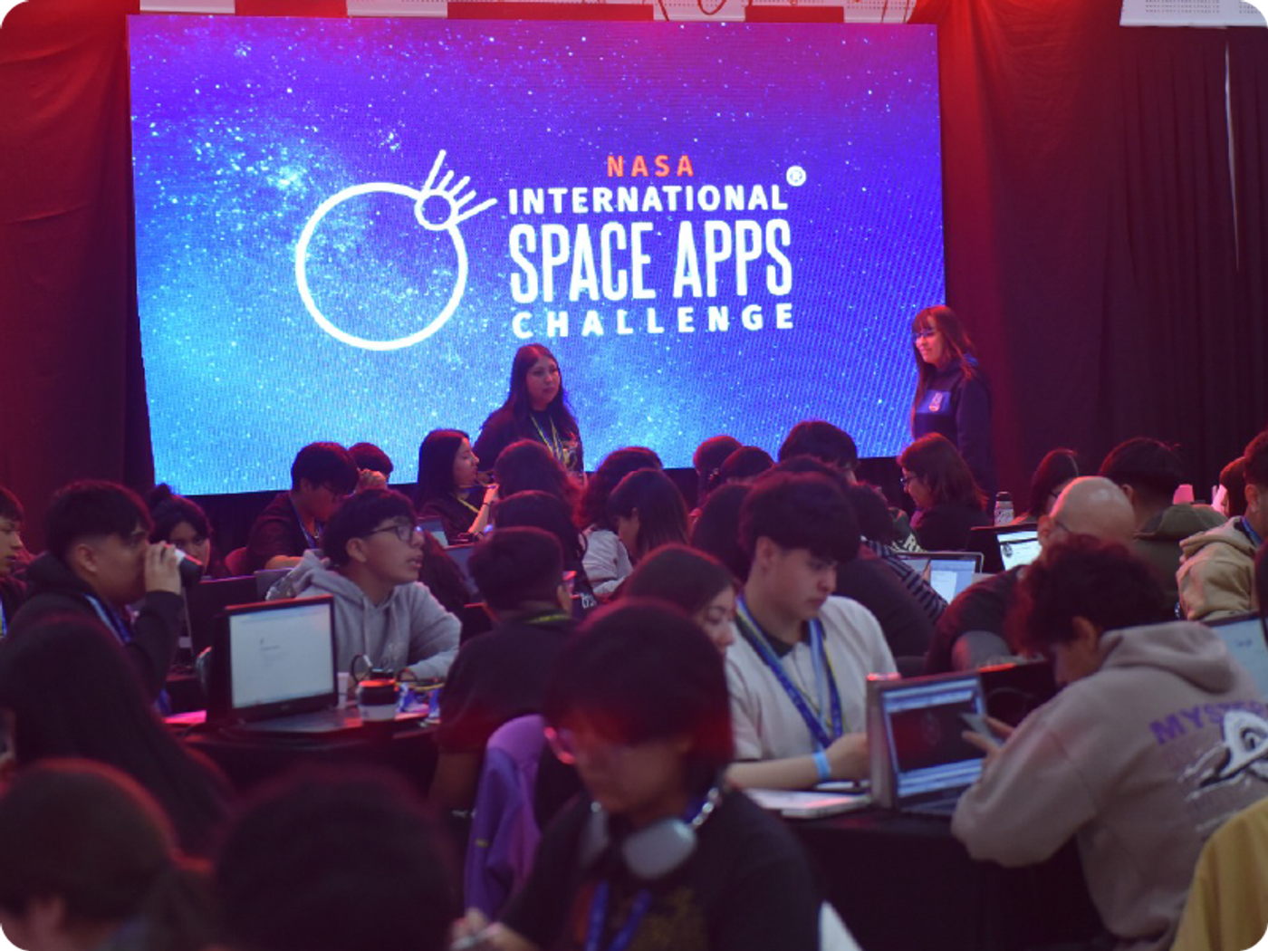Participantes trabajando con computadoras durante una edición del NASA Space Apps Challenge