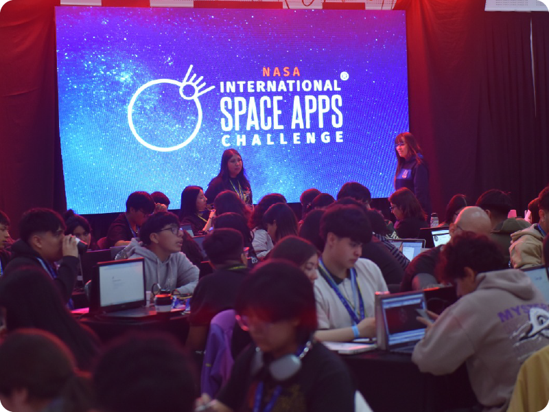 Participantes trabajando con computadoras durante una edición del NASA Space Apps Challenge