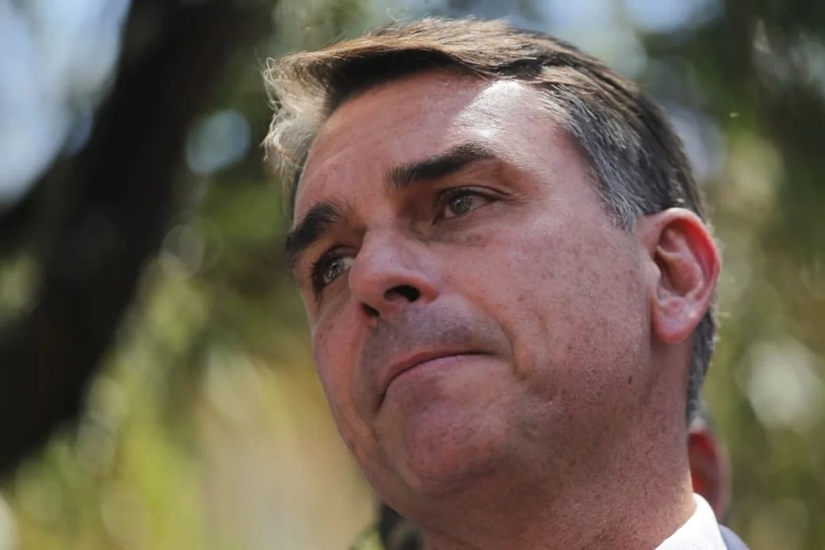 Flávio Bolsonaro viaja a EE.UU. tras perder las elecciones y no entregar su pasaporte