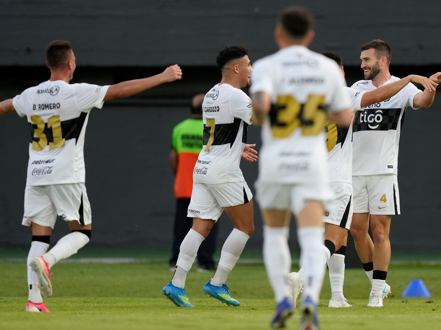 Tim Payne debutó en Olimpia con un gol y una ovación