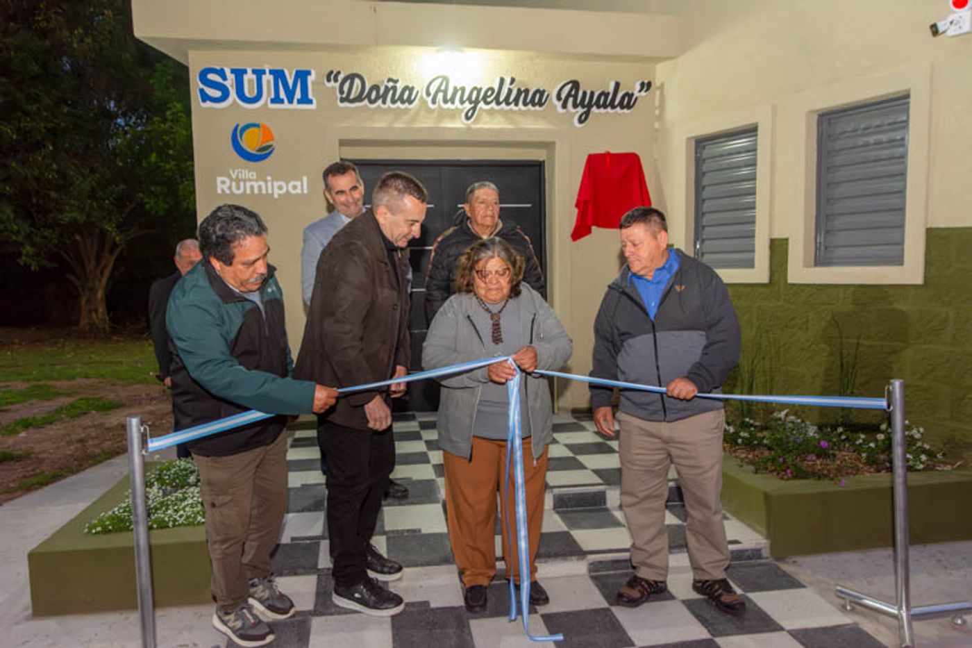 Corte de cinta en la inauguración del SUM Doña Angelina Ayala