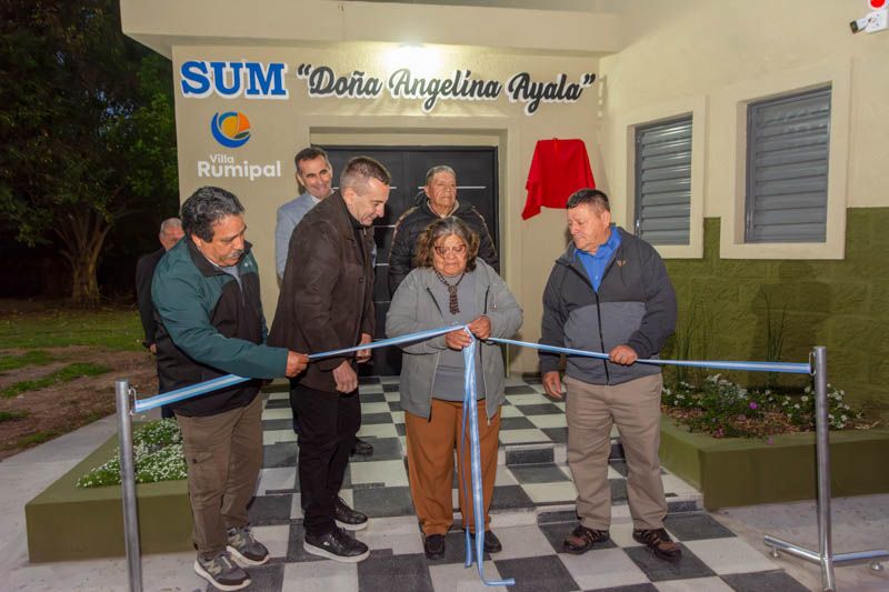 Corte de cinta en la inauguración del SUM Doña Angelina Ayala