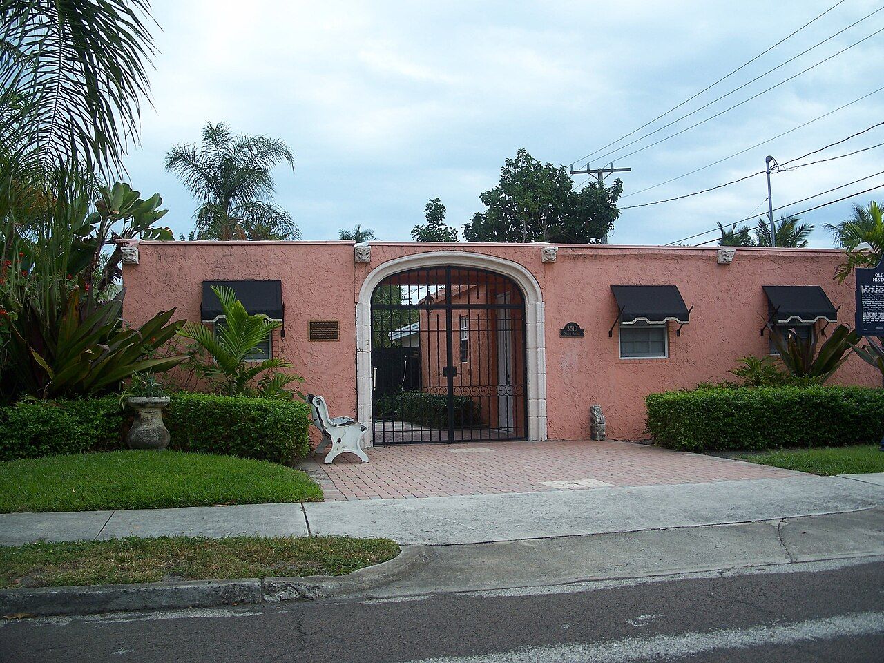 Street scene in Old Northwood Historic District, West Palm Beach, photographed in 2010, not the Apogee parcel.