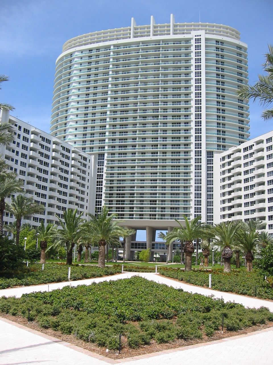 2003 photograph of Flamingo South Beach bayfront apartment buildings near West Avenue, not the 1250 West Avenue site.
