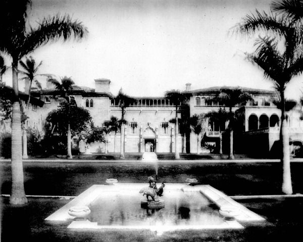 Historical photograph of Playa Riente in Palm Beach around 1928, showing Addison Mizner's architectural design.
