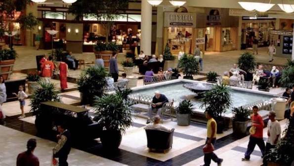 Boynton Beach Mall center court photographed in May 2005, showing its earlier enclosed retail configuration.