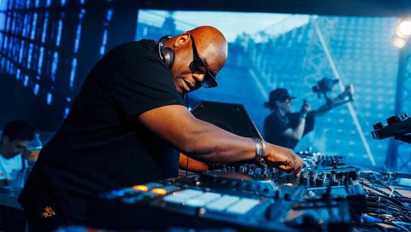 "Tôi không chơi nhạc, tôi chơi với đám đông" - Carl Cox (Nghệ thuật Read the crowd và bí quyết làm chủ sàn nhảy)