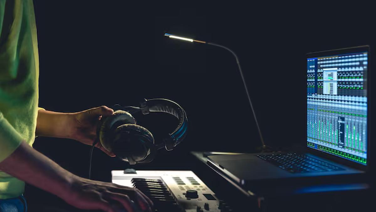 Mixset sinh nhật và triết lý "Đập nát để tái sinh"