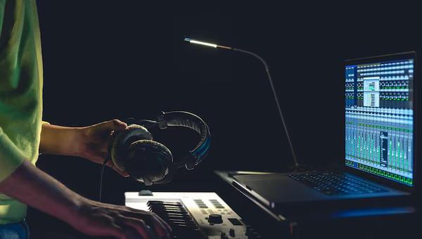 Mixset sinh nhật và triết lý "Đập nát để tái sinh"