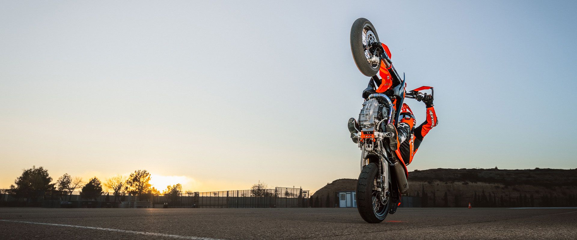 Foto 2: Moto KTM 690 SMC R nuova 693cc strada (2026)