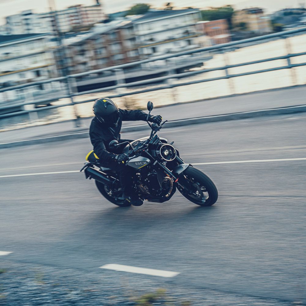 Foto 2: Moto HUSQVARNA Vitpilen 801 L nuova 799cc strada (2025)