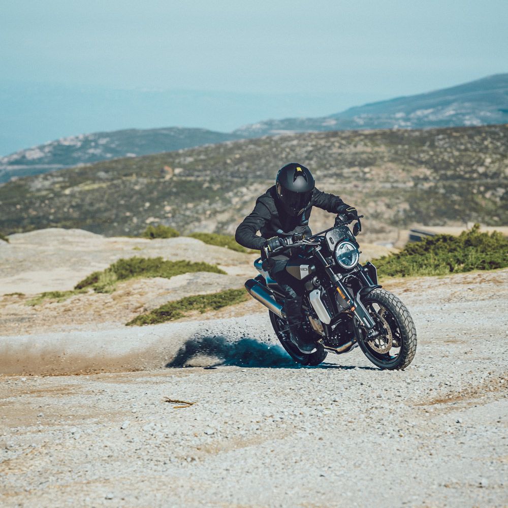 Foto 2: Moto HUSQVARNA Svartpilen 801 L nuova 799cc strada (2026)