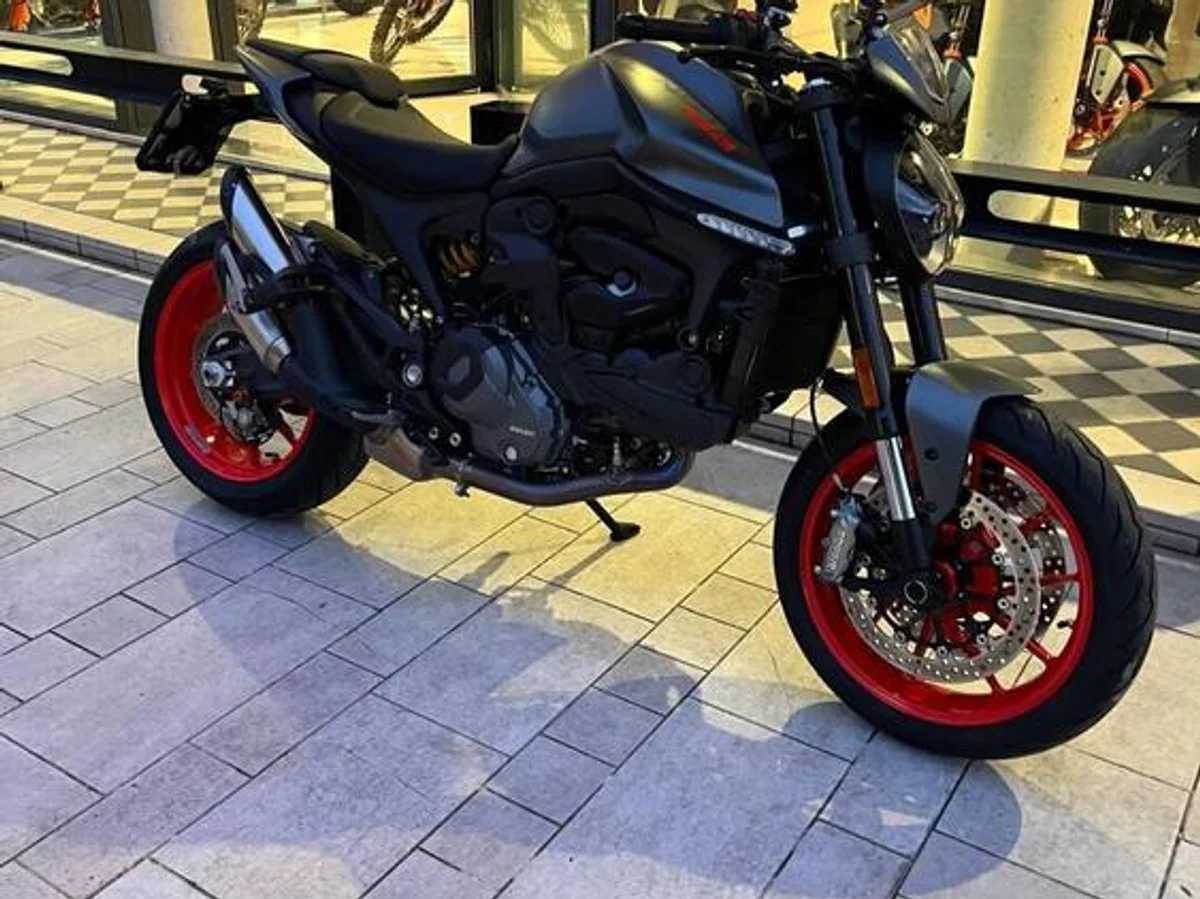Foto 1: Moto DUCATI Monster 937 usata 937cc strada (2021)