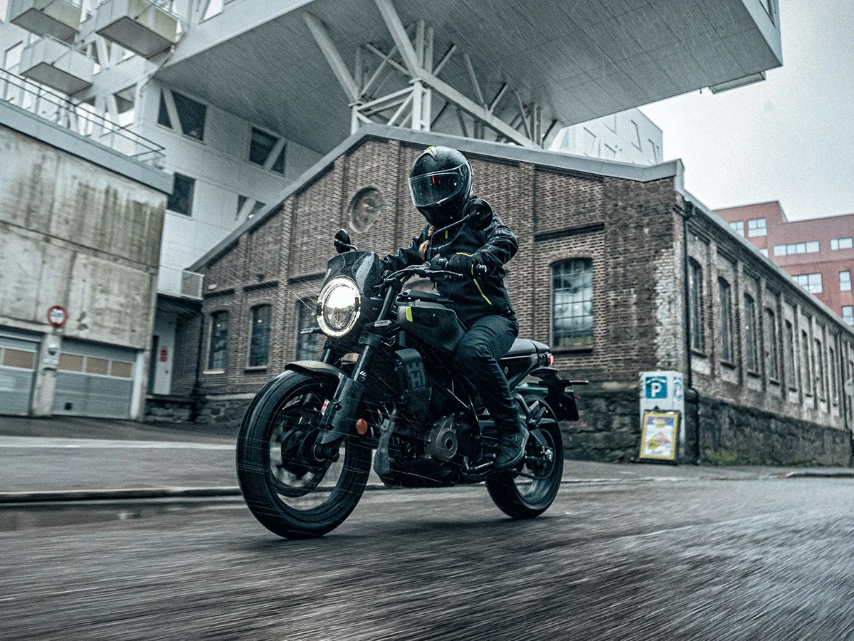 Foto 1: Moto HUSQVARNA Svartpilen 125 nuova 125cc strada (2025)