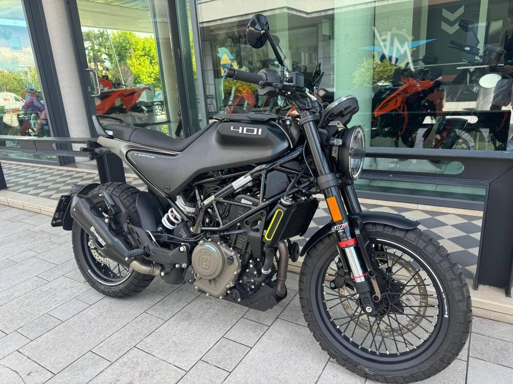 Foto 2: Moto HUSQVARNA Svartpilen 401 usata 373cc strada (2021)