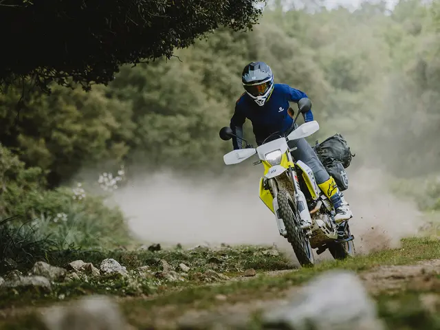 Foto 1: Moto HUSQVARNA 701 Enduro nuova 693cc strada (2026)