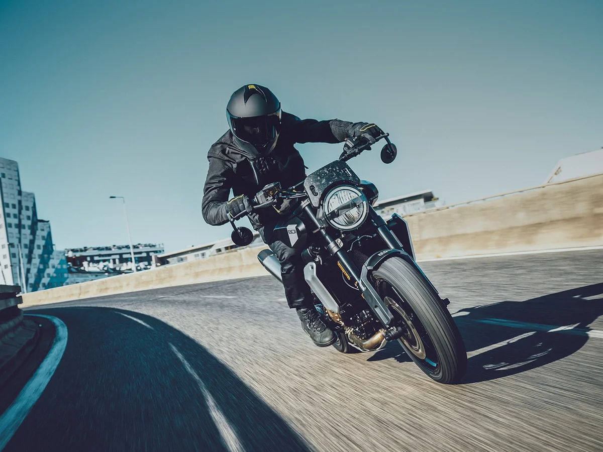 Foto 1: Moto HUSQVARNA Svartpilen 801 L nuova 799cc strada (2026)