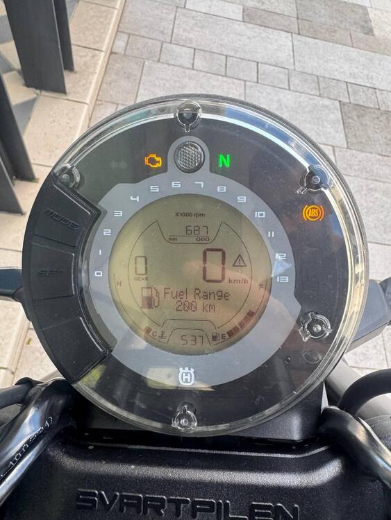 Foto 3: Moto HUSQVARNA Svartpilen 401 usata 373cc strada (2021)