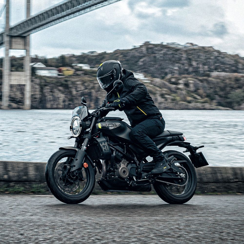 Foto 2: Moto HUSQVARNA Svartpilen 401 nuova 399cc strada (2025)