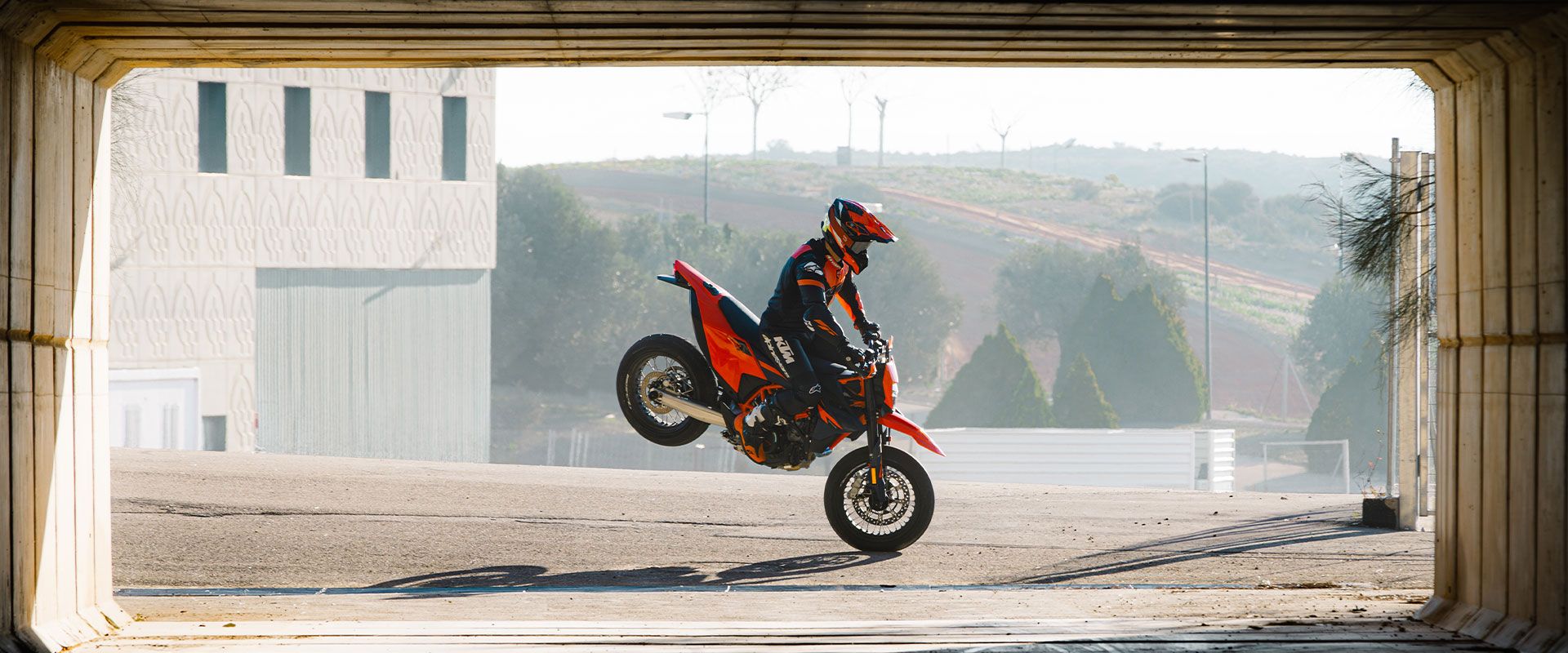 Foto 4: Moto KTM 690 SMC R nuova 693cc strada (2026)