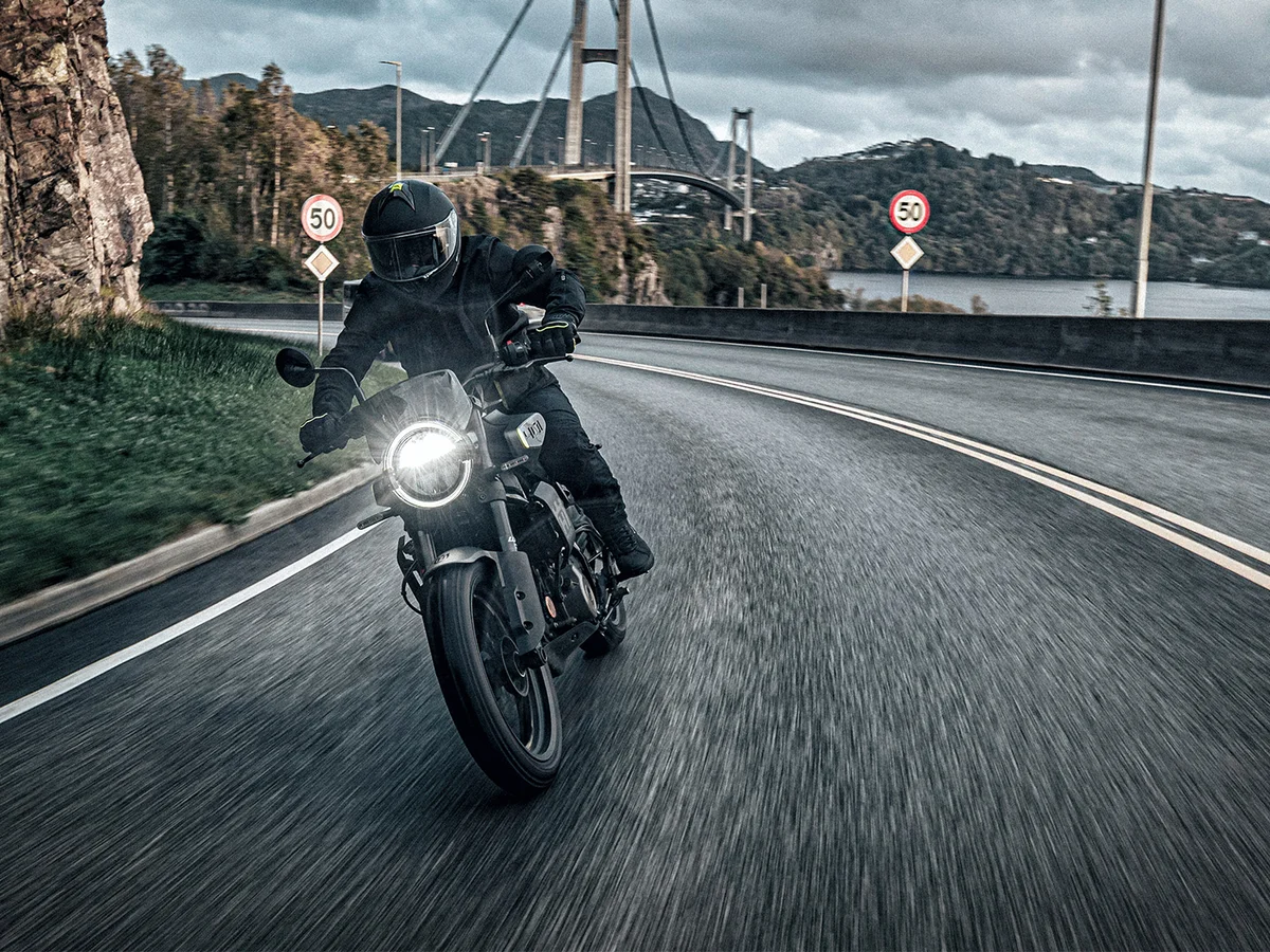 Foto 1: Moto HUSQVARNA Svartpilen 401 nuova 399cc strada (2025)