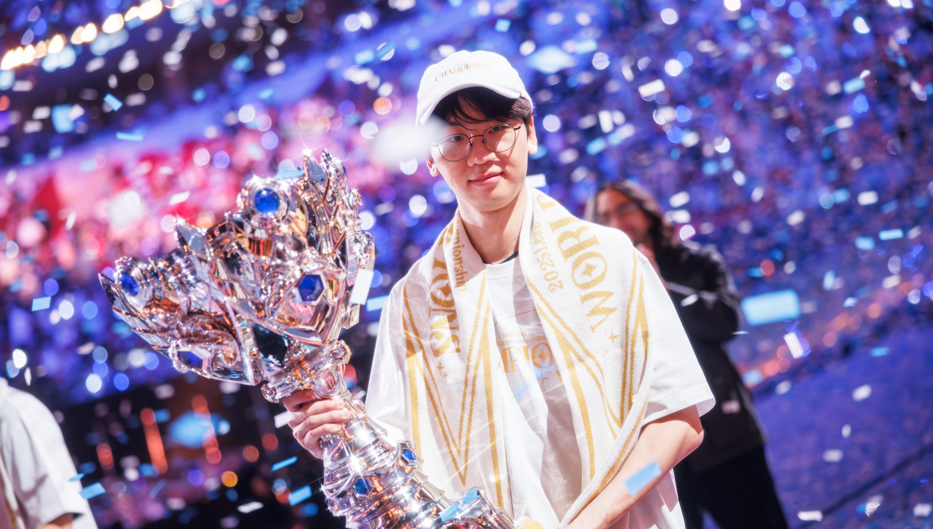 Sheep Esports - LoL: T1 and KOMSCO unveil Gold Commemorative Medal